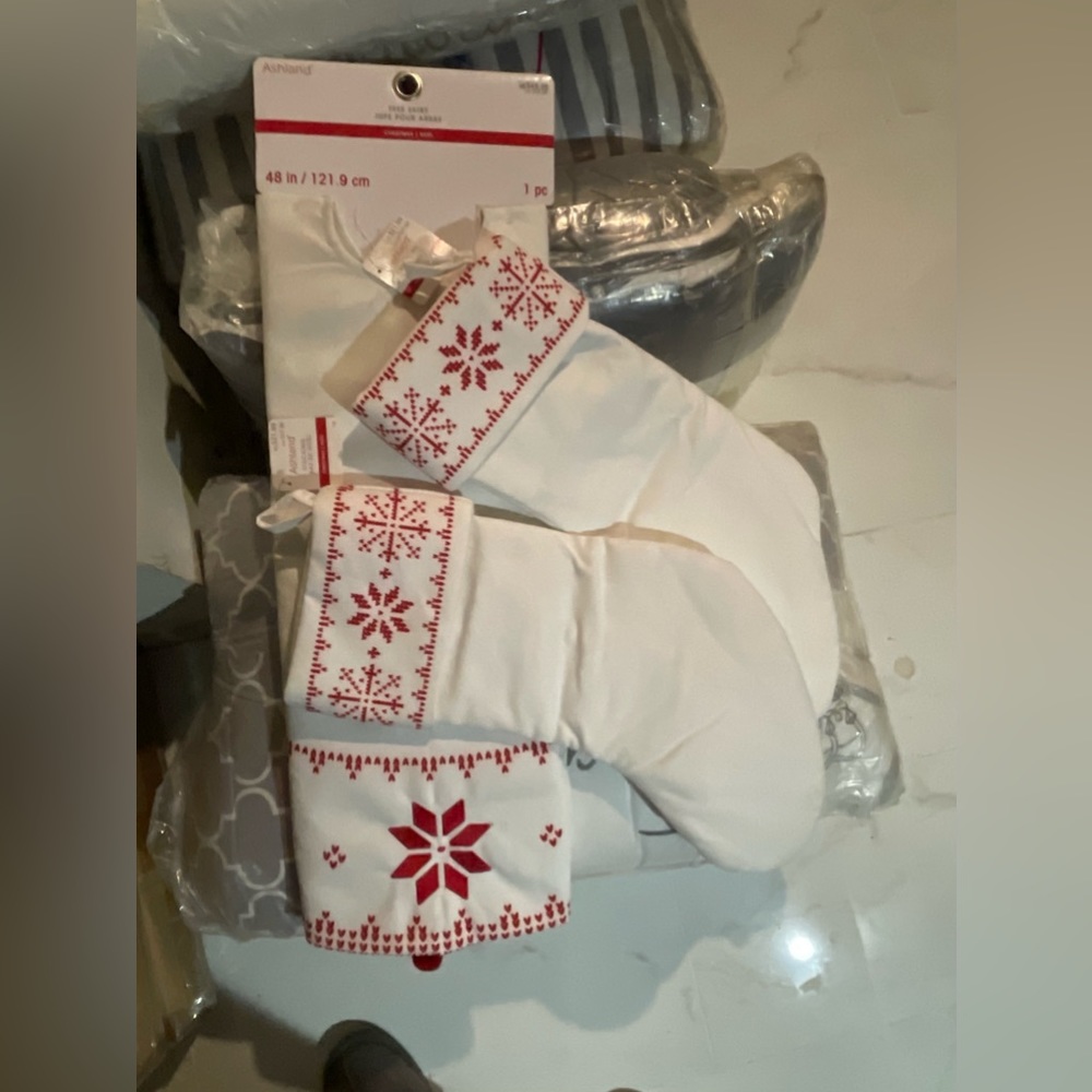 NEW! THE CHRISTMAS ASHLAND, Tree Skirt and 2 Matching Stockings Set - Picture 1 of 5